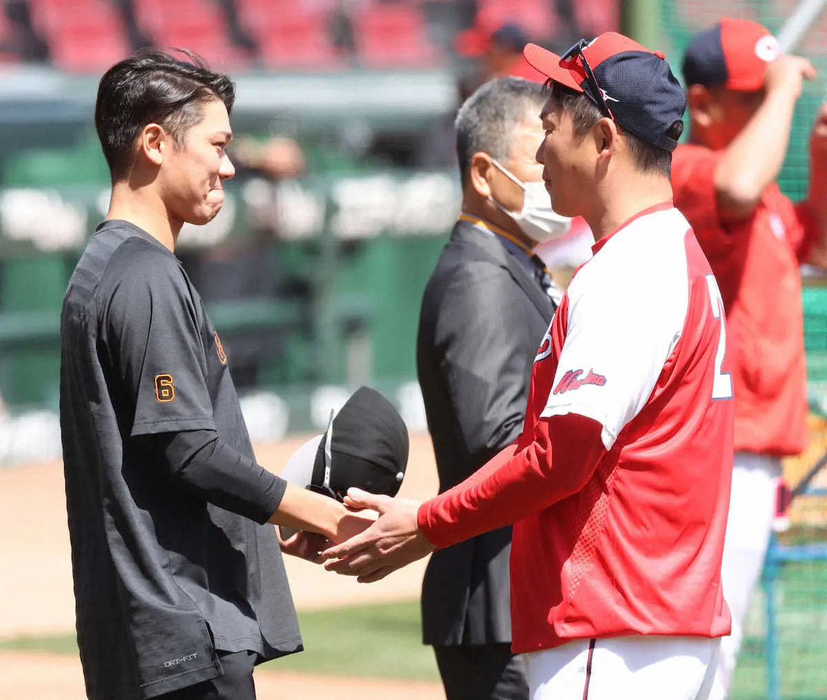 【画像・写真】＜広・巨（2）＞新井監督（右）と握手をかわす坂本勇（撮影・平嶋　理子）
