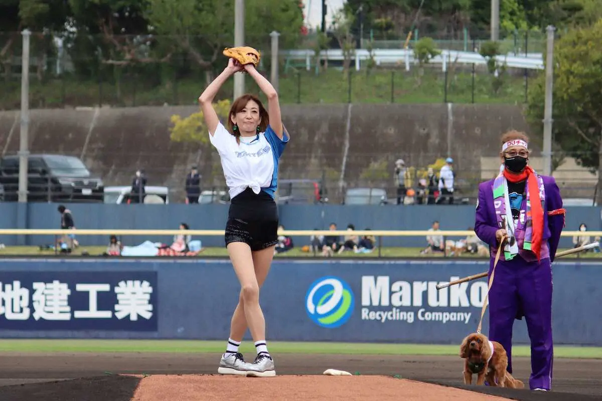 【画像・写真】中島史恵が愛犬と始球式「あっという間の出来事」イースタン・リーグ　西武―日本ハム戦