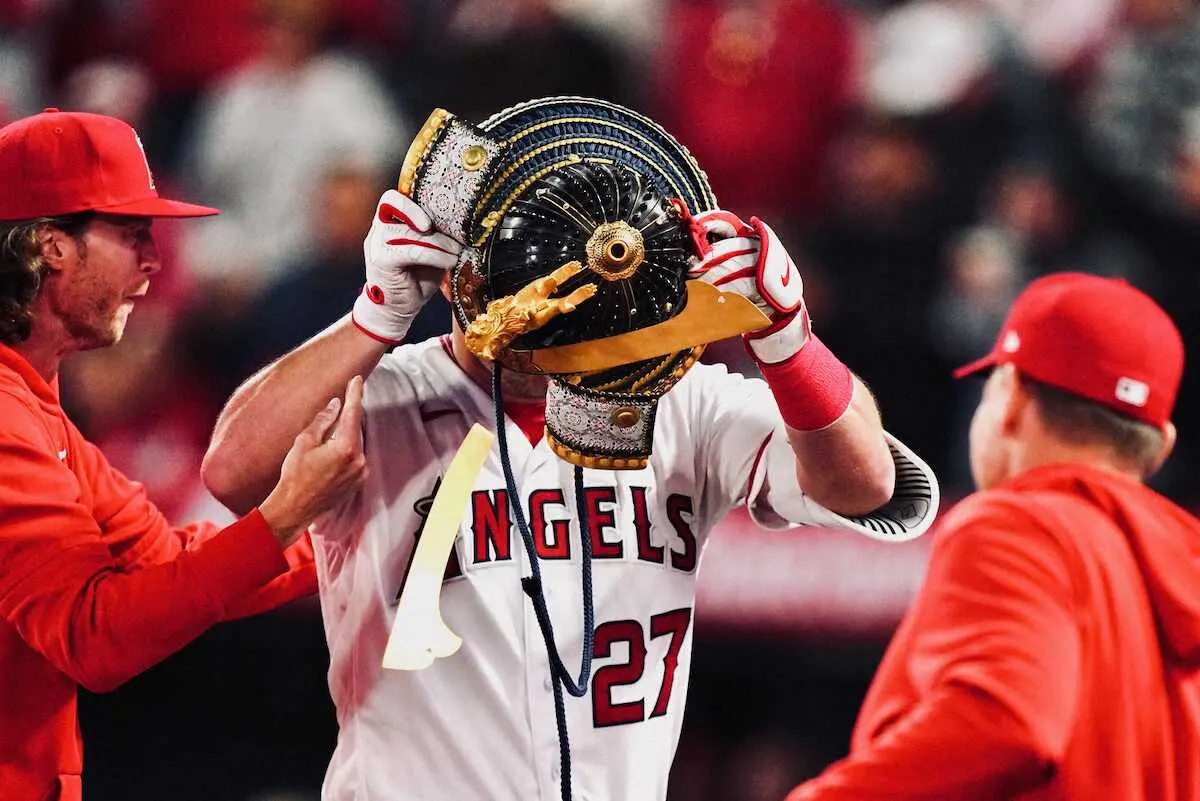 【画像・写真】エ軍レンヒーフォが逆転呼ぶ1号ソロで33万円の兜の鍬形外れる「大谷翔平がかぶる前に…」