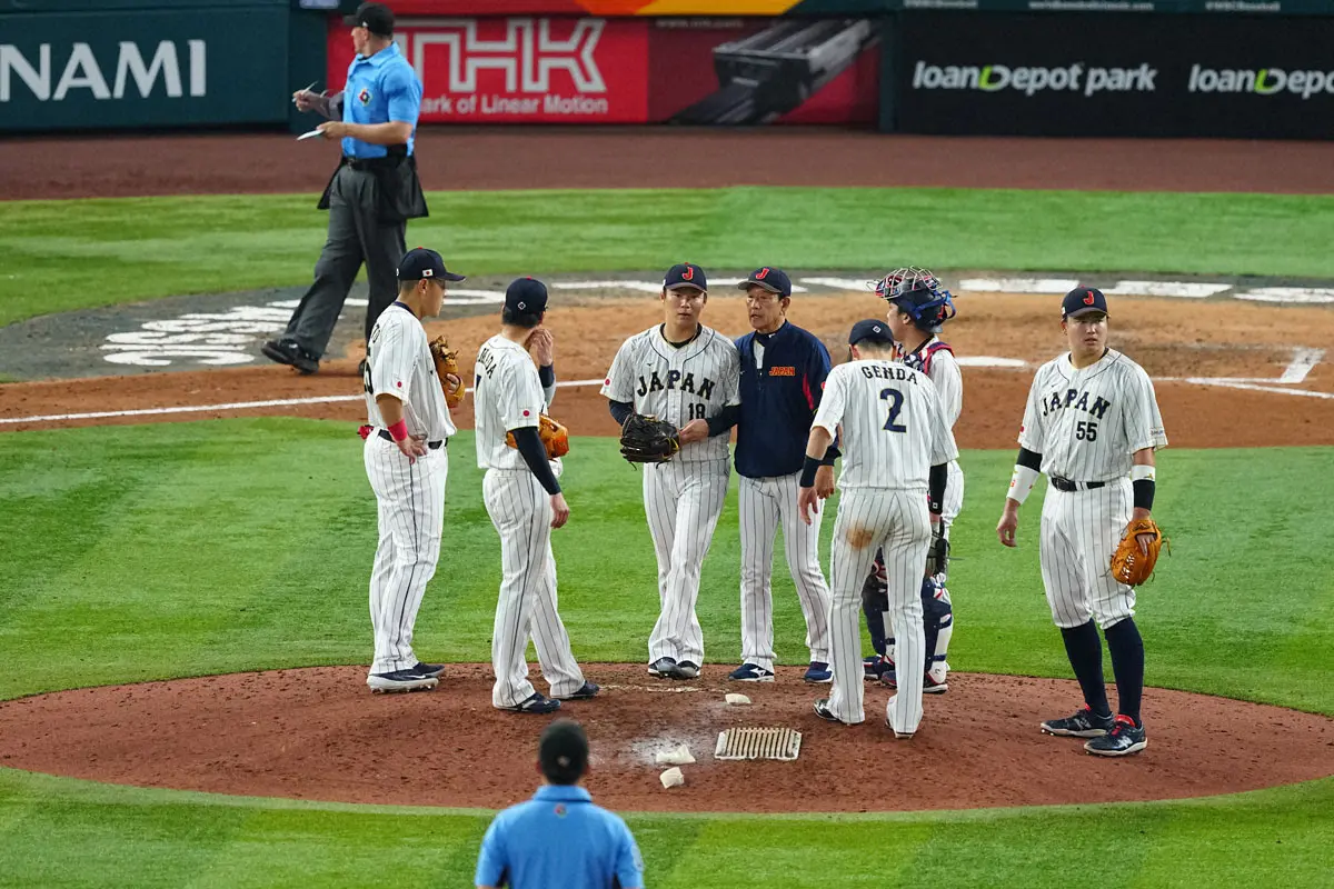 【画像・写真】侍・栗山監督　準決勝メキシコ戦で由伸交代の心境「日本一のピッチャーに…俺言ってもいいのかな」