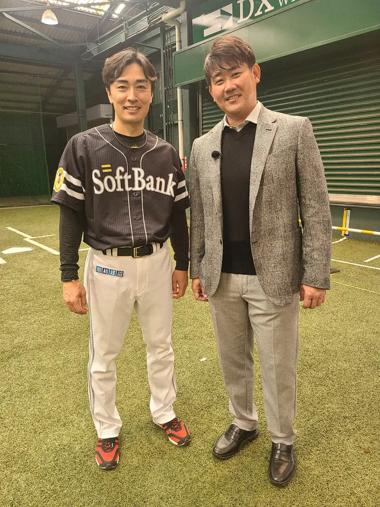 ソフトバンク・和田（左）にインタビューを行った松坂大輔氏