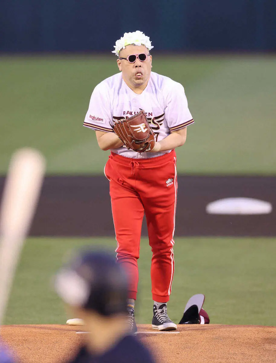 【画像・写真】野性爆弾・くっきーが人生初始球式　カツラ→スキンヘッドの幻惑投法も大暴投…岸＆マー君に感謝