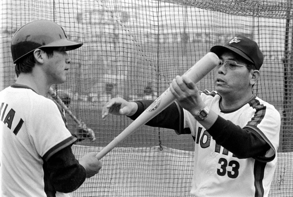 【画像・写真】山内一弘監督から打撃のアドバイスをもらう落合博満（1981年撮影）