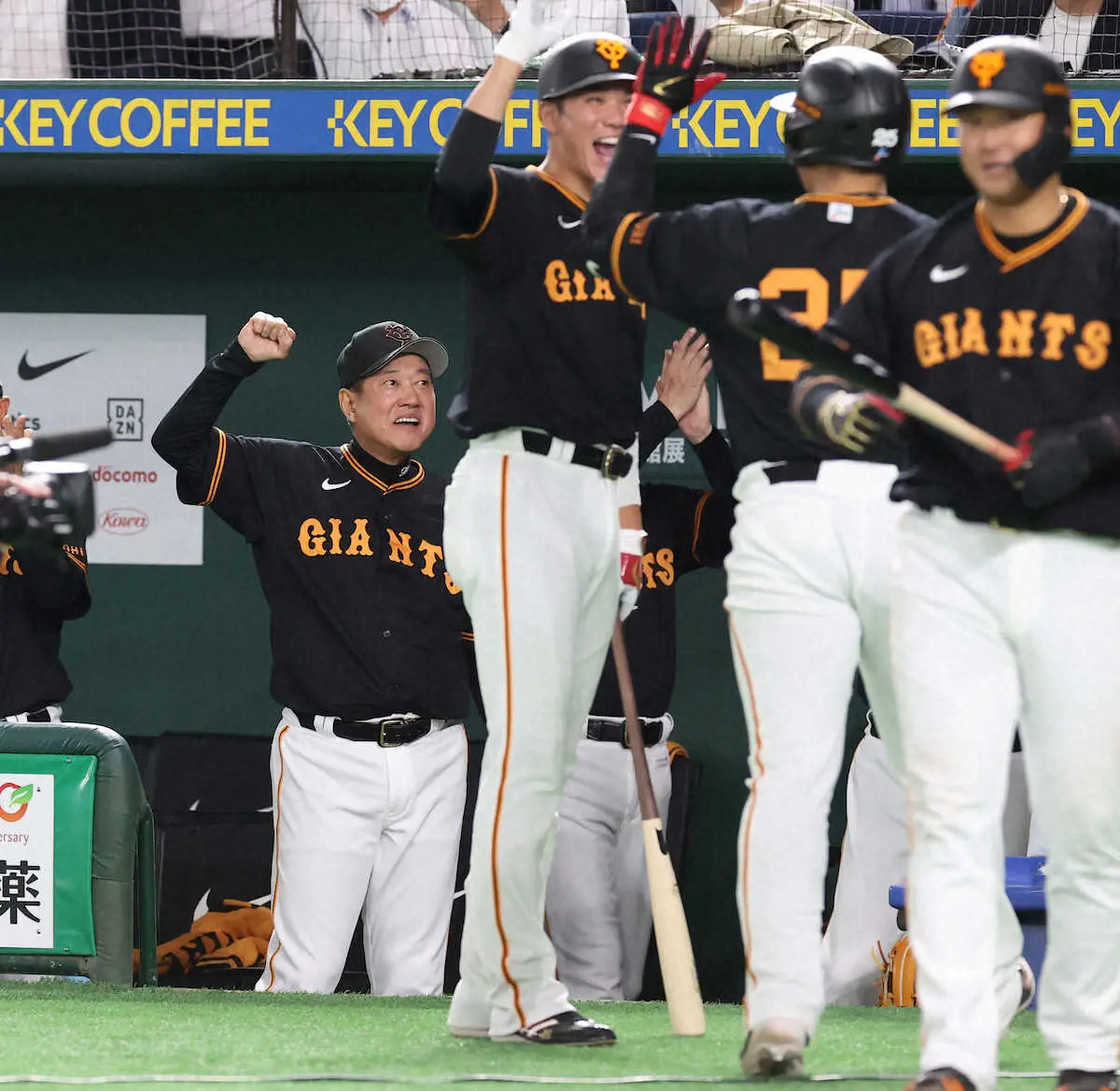 【画像・写真】巨人・岡本和真　待望の今季初アーチ＆初打点　今季11試合44打席目　後輩・村上の初勝利打ち砕く