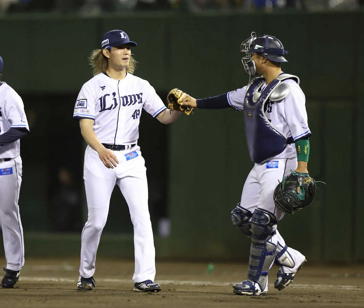 【画像・写真】1球で2人がヒヤリ…ロッテ山口の左手直撃した西武今井の死球が柘植の左腕にも当たる