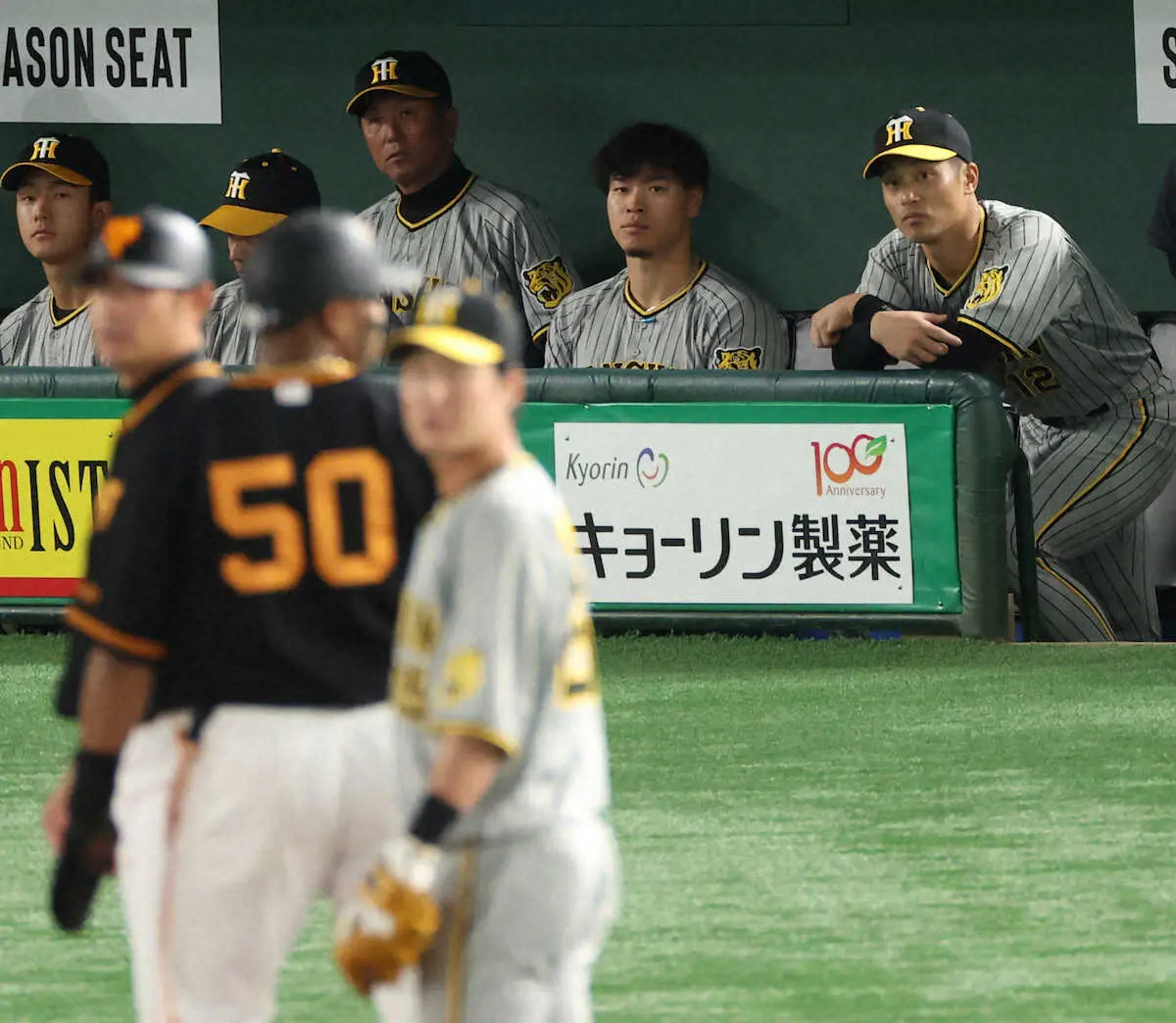 【画像・写真】今季初スタメン落ちとなった阪神・佐藤輝　7回1死で代打出場も3球三振に虎党ため息