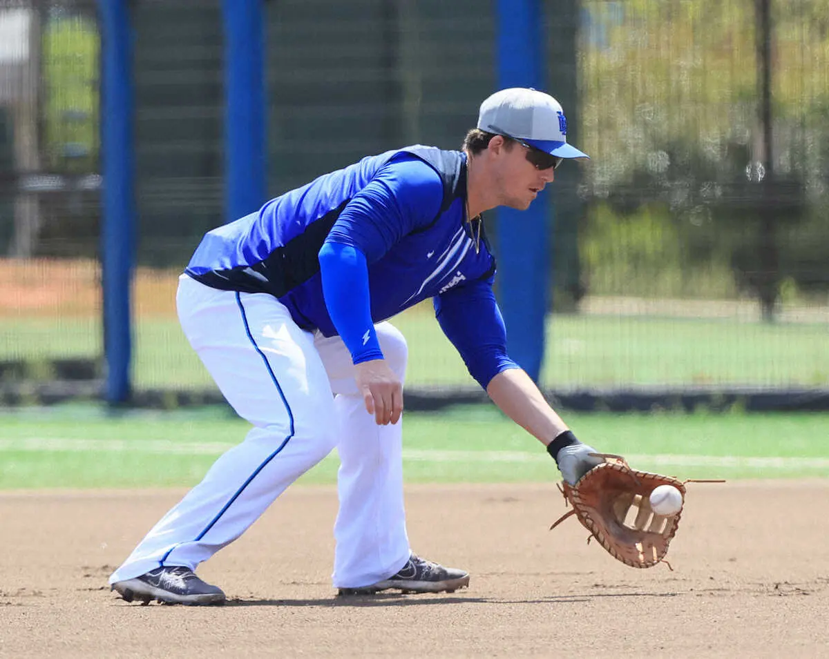 【画像・写真】ファーストの守備練習を行うオースティン（撮影・尾崎　有希）