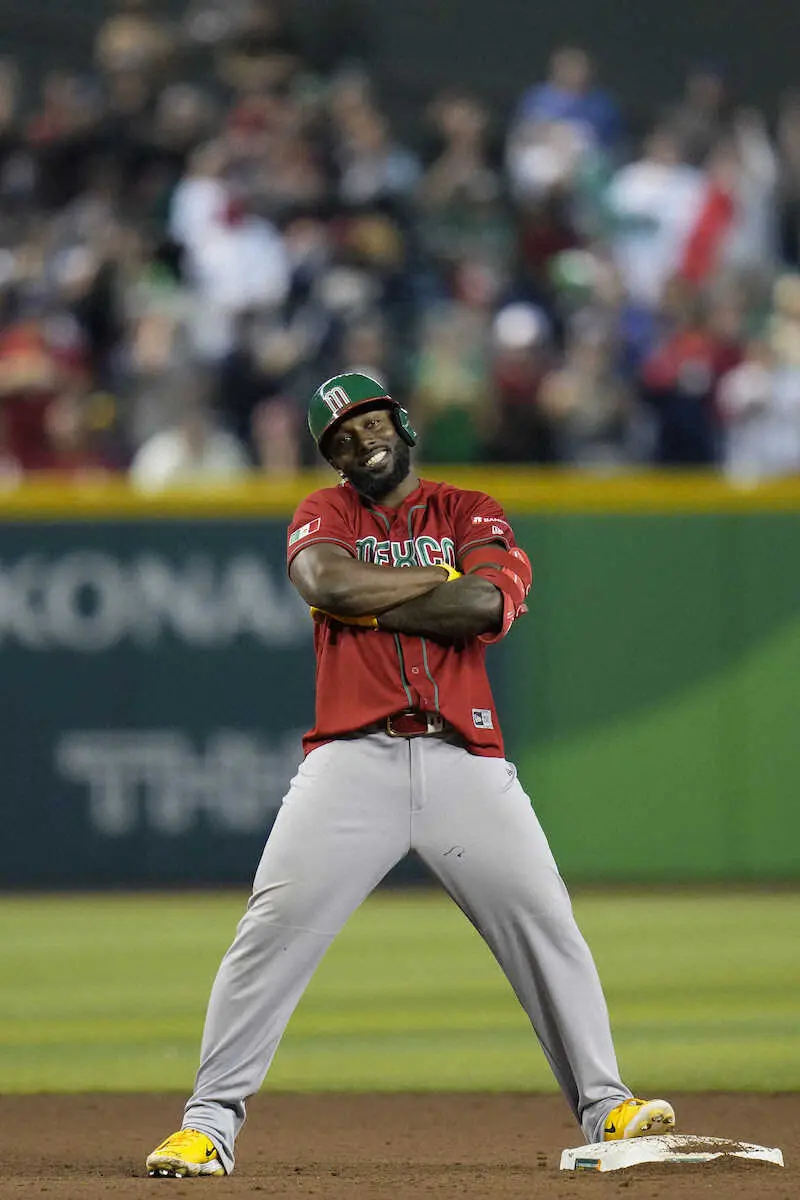 【画像・写真】ロッテ・沢村　まるでアロザレーナ!?　今季初Sで仁王立ち