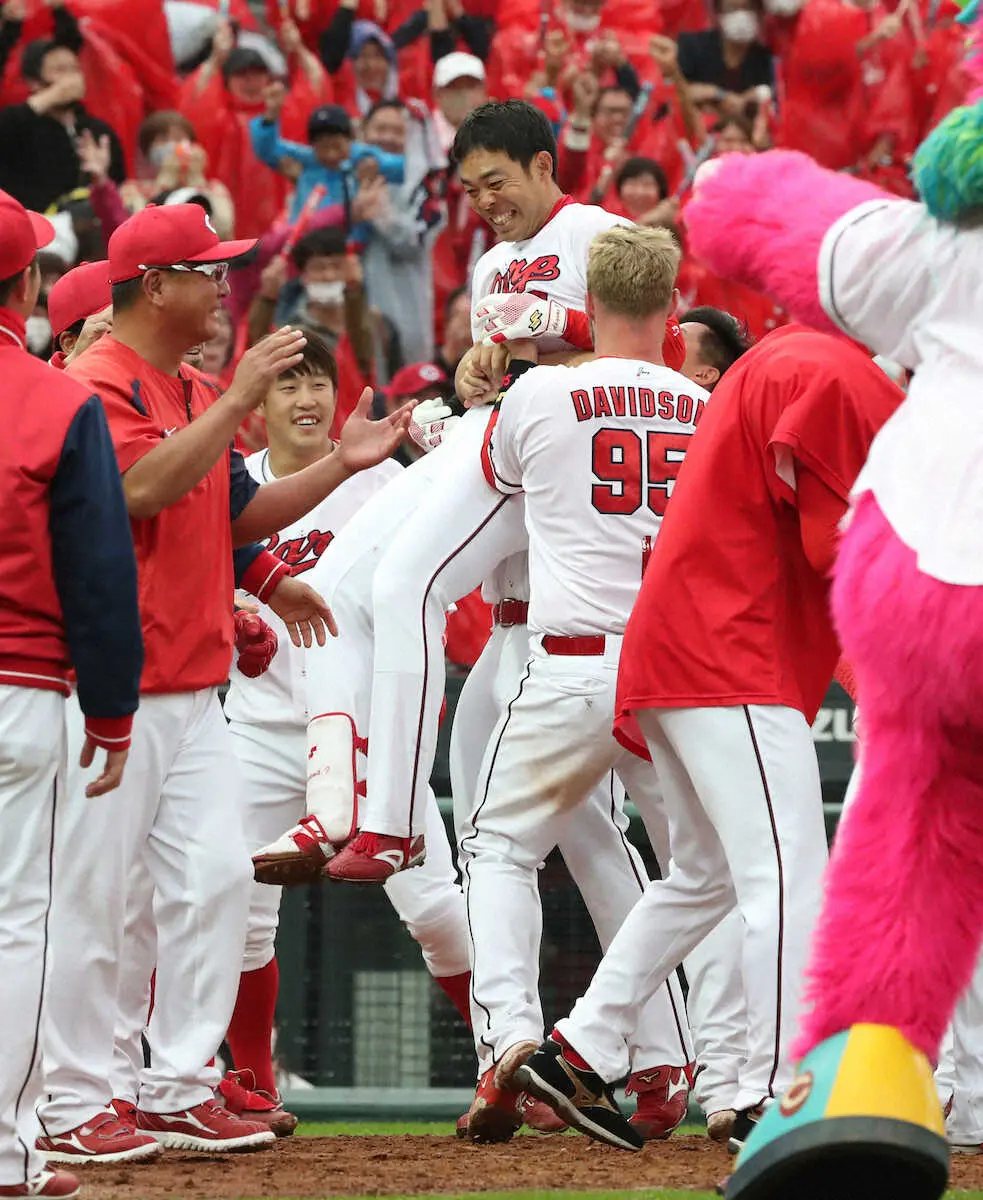 【画像・写真】【広島・秋山と一問一答】サヨナラ弾に「捕らないでくれと(笑)」ナインからの祝福「戸根が僕のことを…」