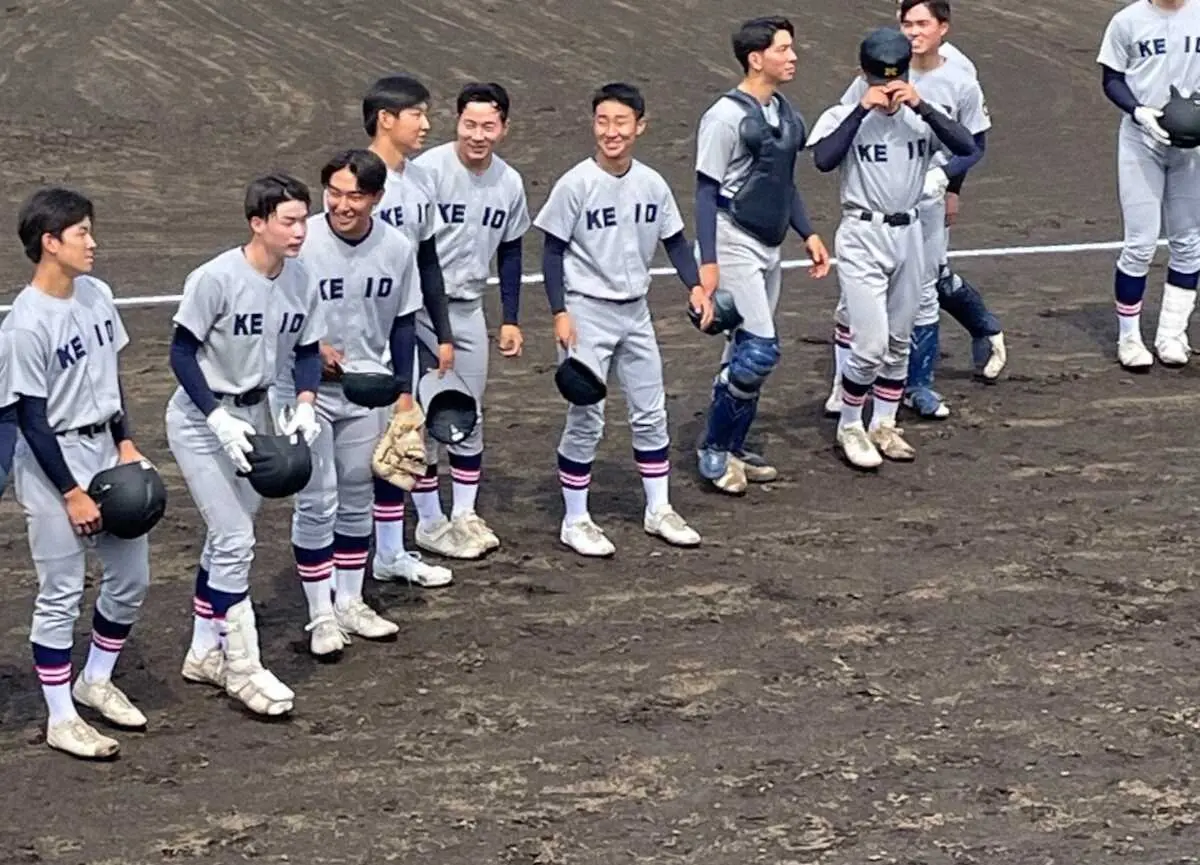＜慶応・菅＞5回コールドで勝利し笑顔を見せる清原（左から3人目）ら慶応の選手