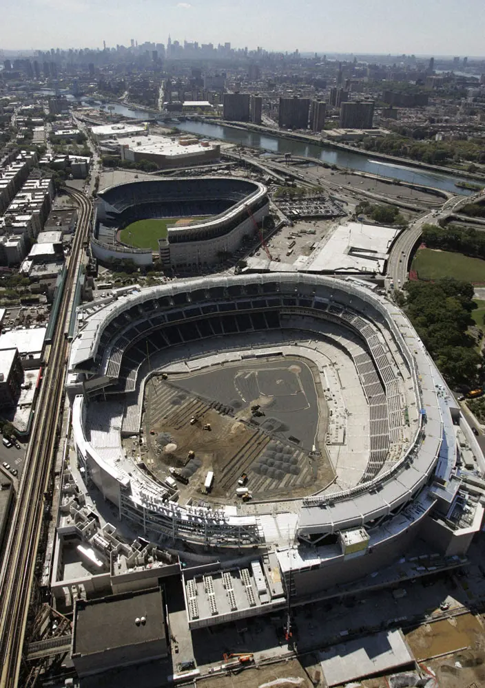 2008年。建設が進む新ヤンキースタジアム（手前）と旧ヤンキースタジアム（奥）＝AP