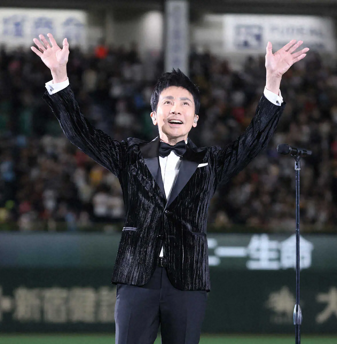 【画像・写真】＜西・ソ（3）＞国歌独唱を終えてファンの声援に応える郷ひろみ　（撮影・白鳥　佳樹）