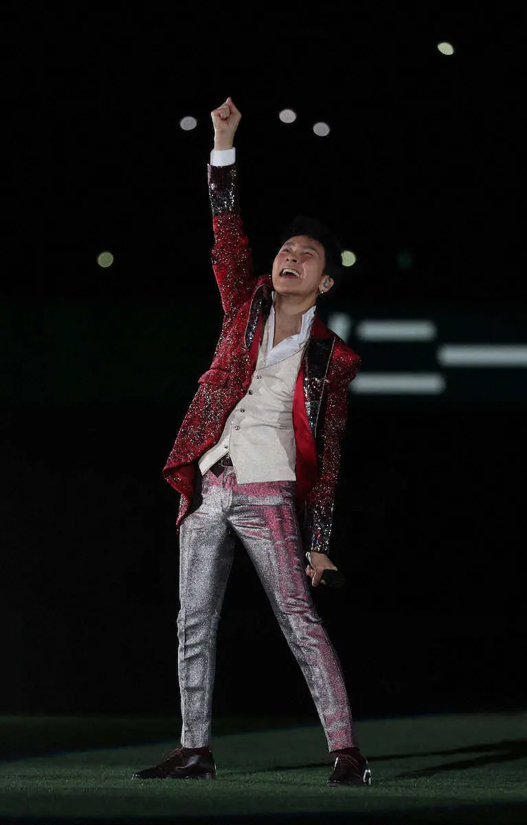 【画像・写真】＜西・ソ＞試合後、ライブでファンを魅了する郷ひろみ　（撮影・白鳥　佳樹）