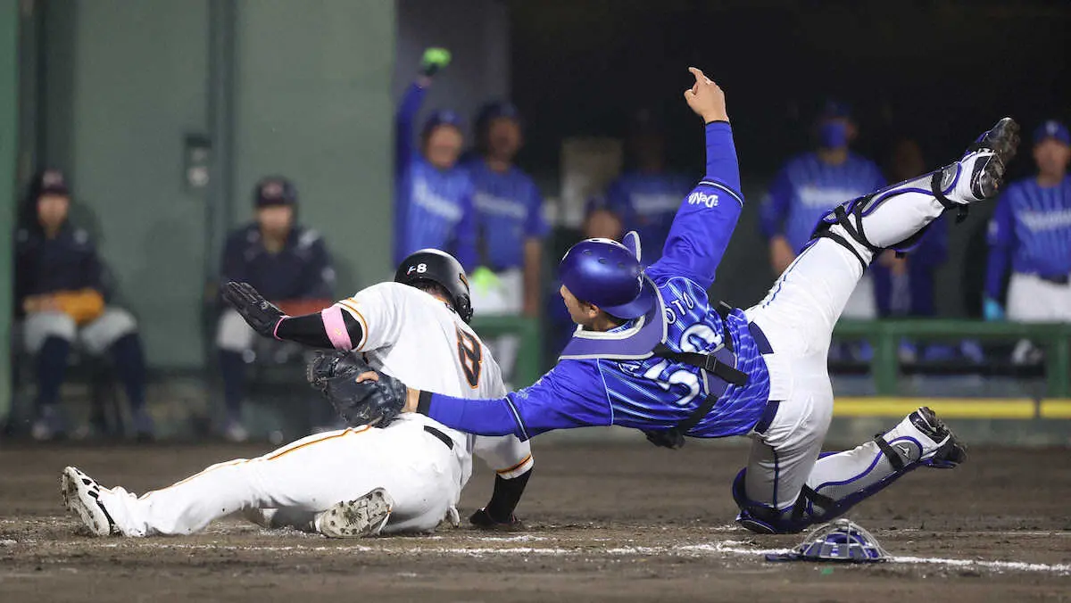 【画像・写真】巨人・丸佳浩にアクシデントか　今季2度目マルチも足に異変？　2の2好調も6回からベンチに下がる