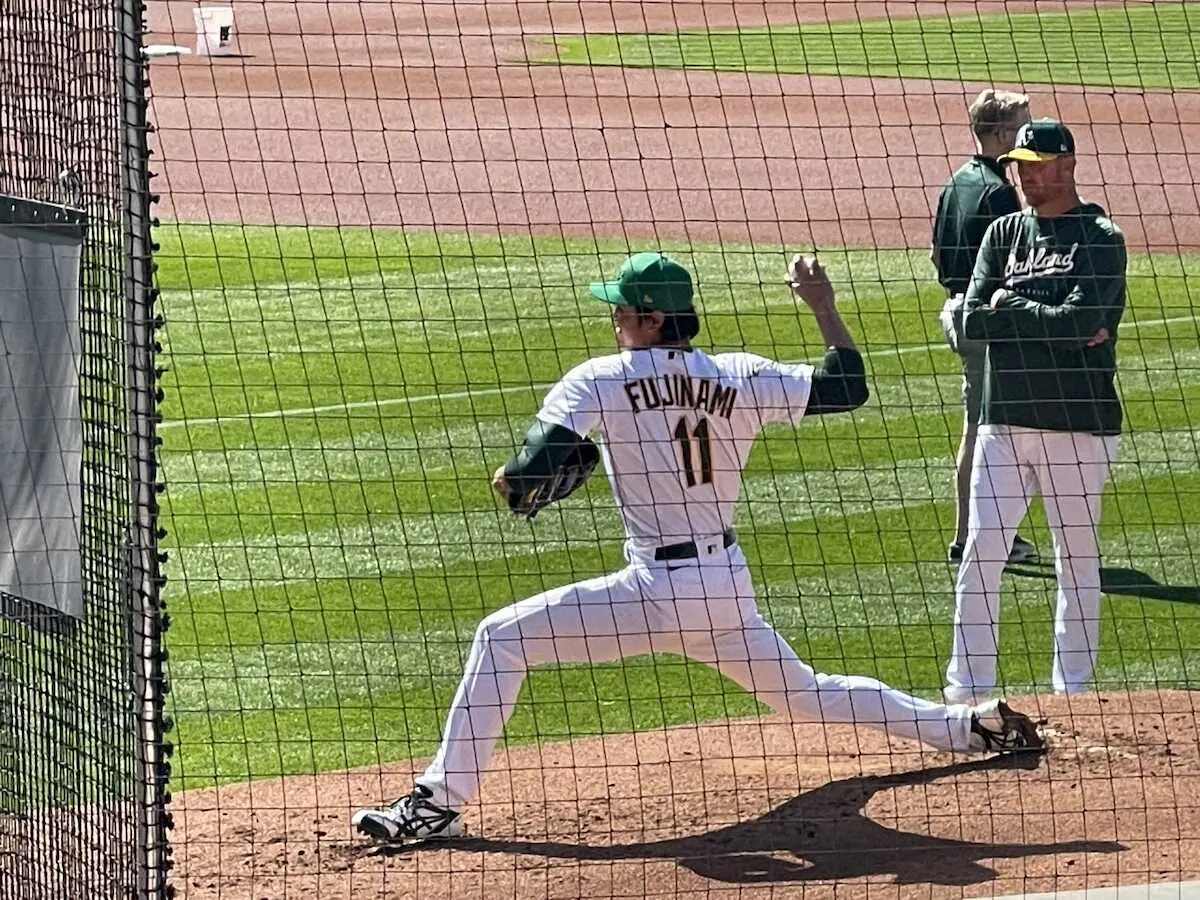 【画像・写真】エマーソン投手コーチが見守る中、ブルペン投球する藤浪