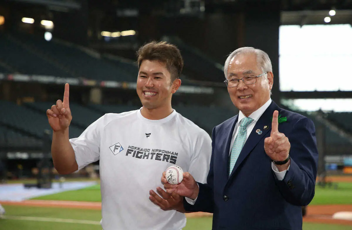 【画像・写真】日本ハム今川　新球場1号の記念ボールを北広島市に贈呈　3月のオープン戦で記録