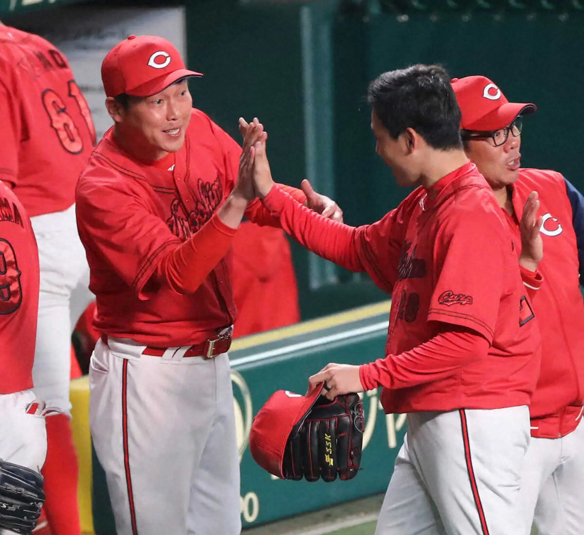 【画像・写真】広島・新井監督　第1戦で痛打された栗林をマウンドで直々に激励「お前で打たれたら本望だから」