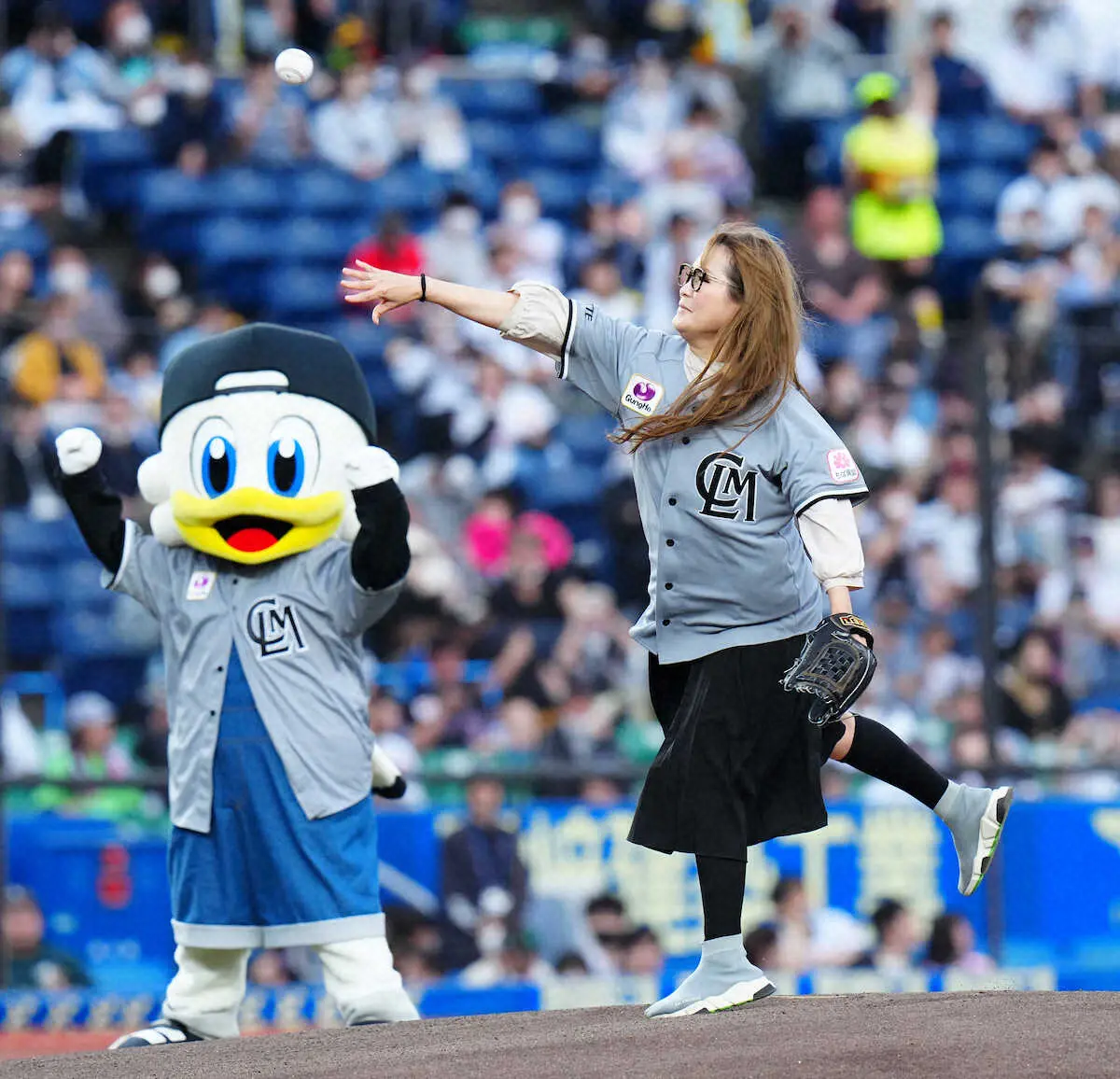 【画像・写真】“肉背番”でギャル曽根が初始球式「凄く遠くて全然届かなくてびっくり…皆さん凄いなと感動しました！」