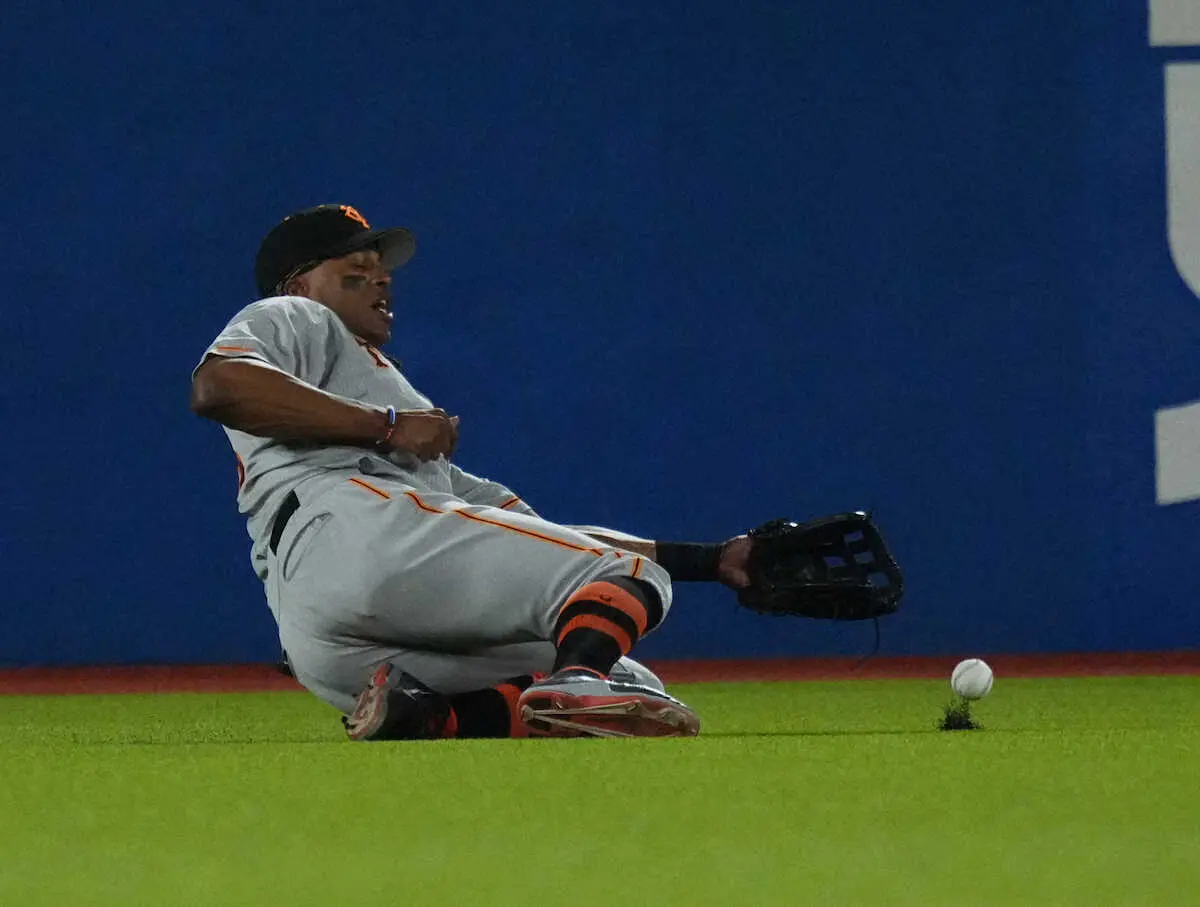 【画像・写真】巨人ウォーカー　目測謝り、失点に絡む　長岡の打球を後逸して二塁打に　武岡に適時打される