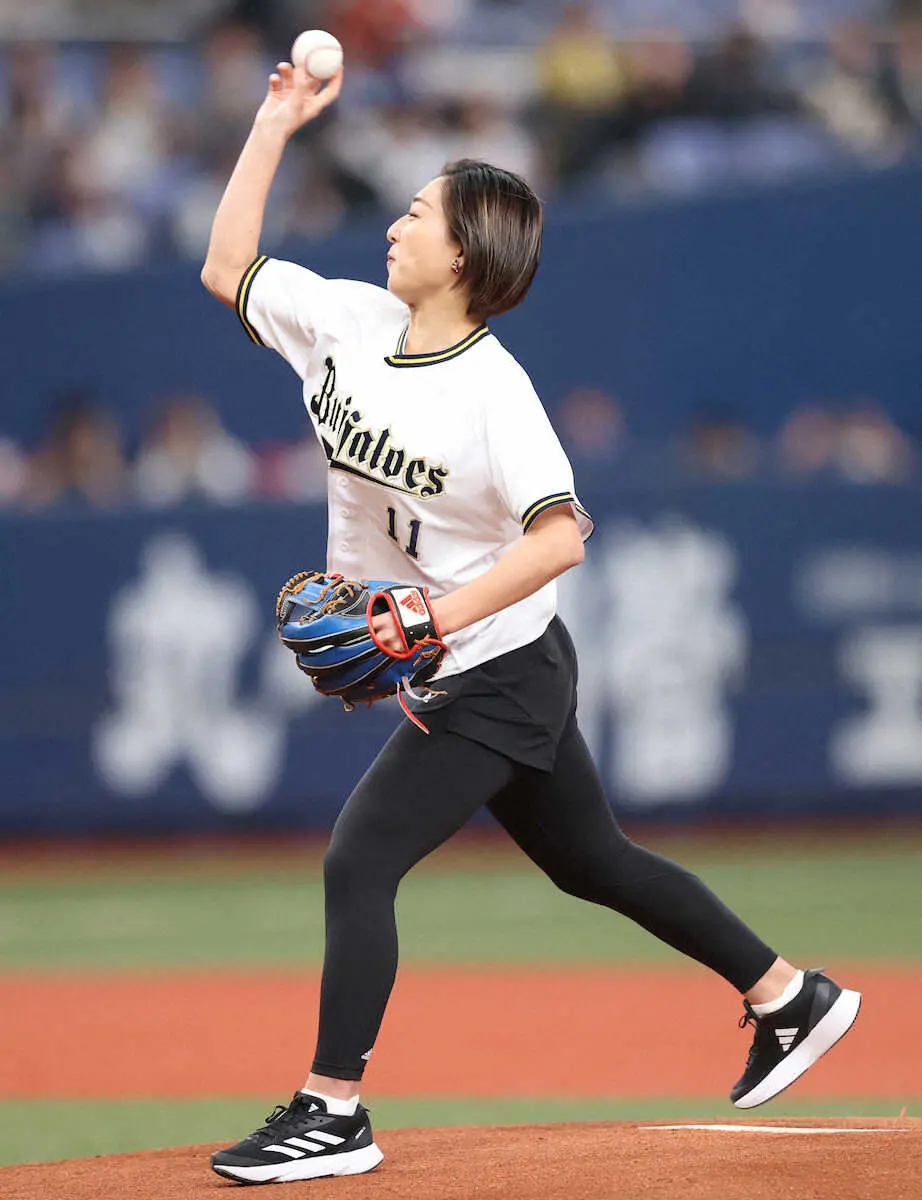 【画像・写真】女子フィギュア・坂本花織がノーバン投球　京セラドームで始球式「ちゃんと届いて良かった」