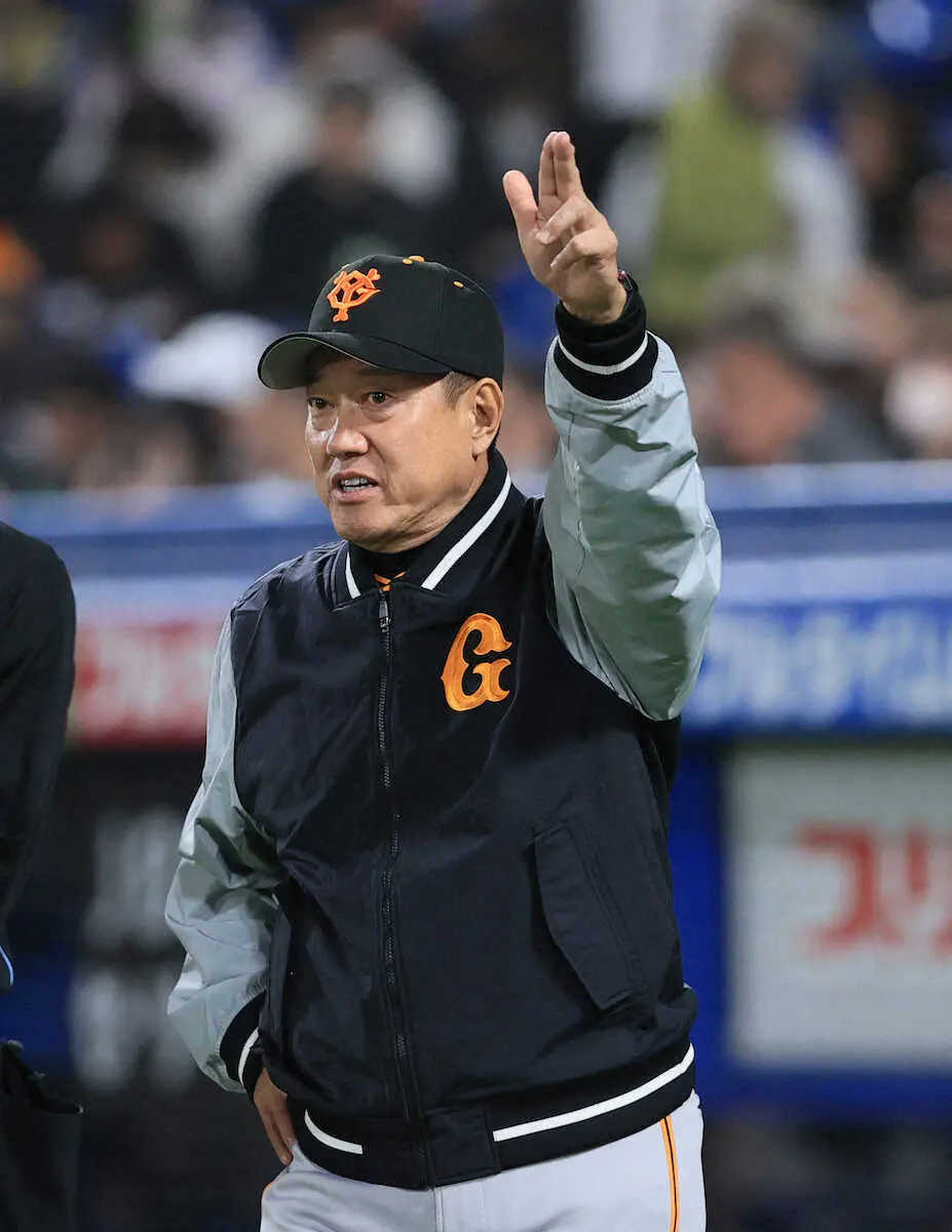 【画像・写真】巨人・原監督　秋広プロ初安打に「いいバッティングをしたね」とご満悦　首位狩りで最下位脱出