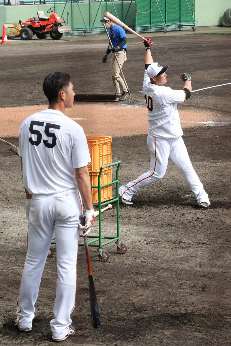 【画像・写真】巨人・中田翔が“弟子”秋広のプロ初安打を喜ぶ「ナイスタイムリーっすね」　自身もバースデー安打