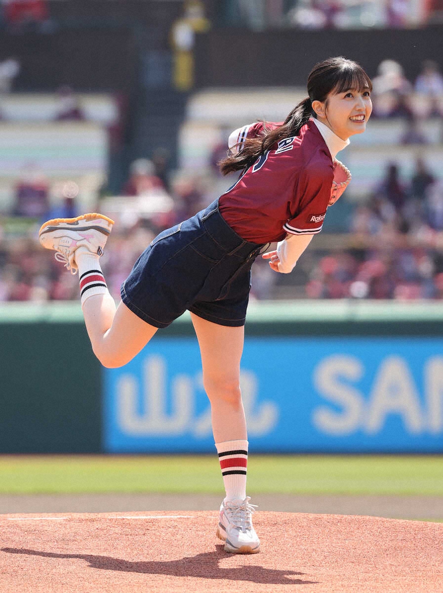 乃木坂46・久保史緒里 楽天戦始球式“舞台裏”野球の上達ぶりが話題 