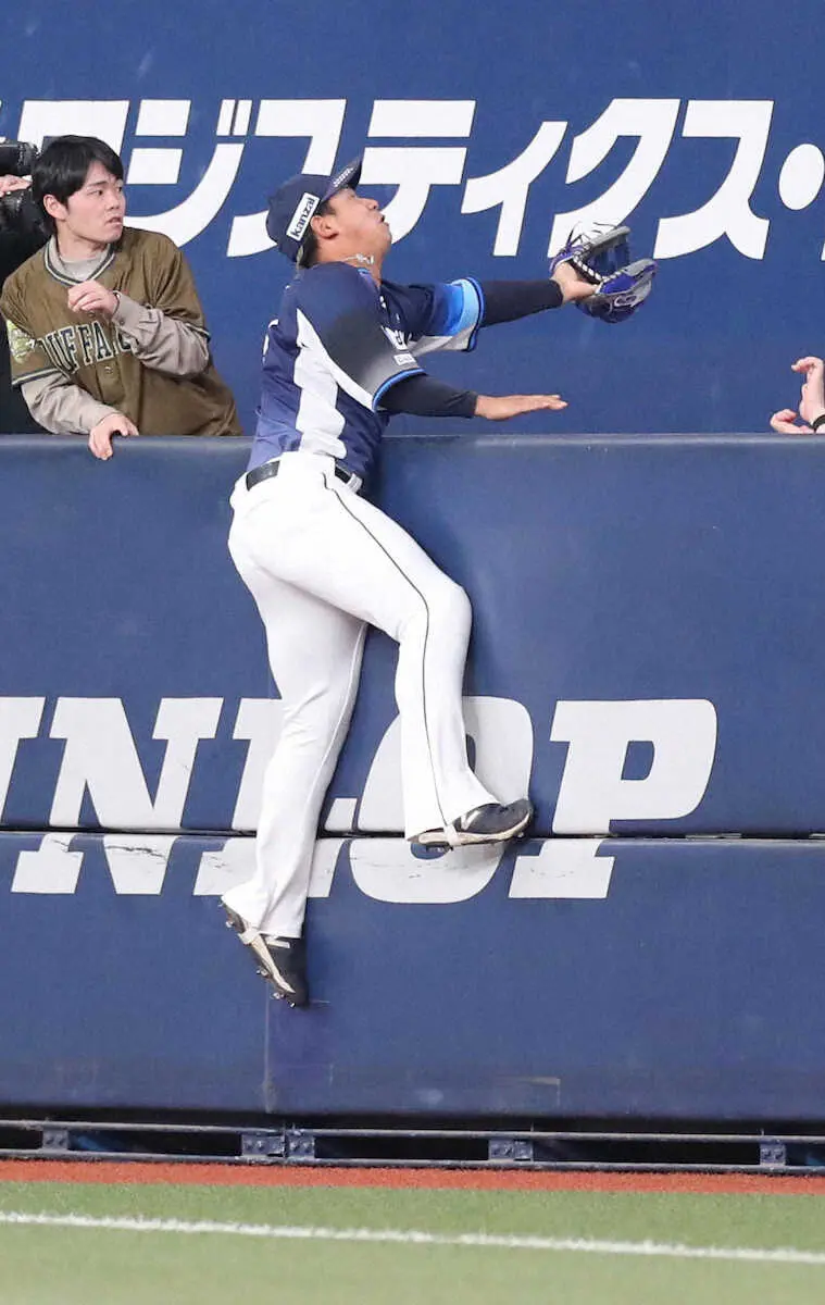 【画像・写真】西武・外野陣魂の好捕連発　フェンス激突キャッチ愛斗だ!大飛球ダイビング金子だ!