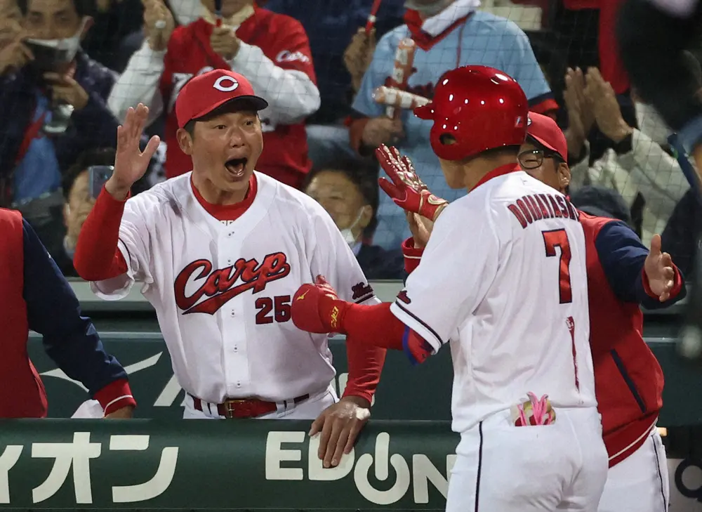 【画像・写真】本塁打の堂林（右）を出迎える広島・新井監督
