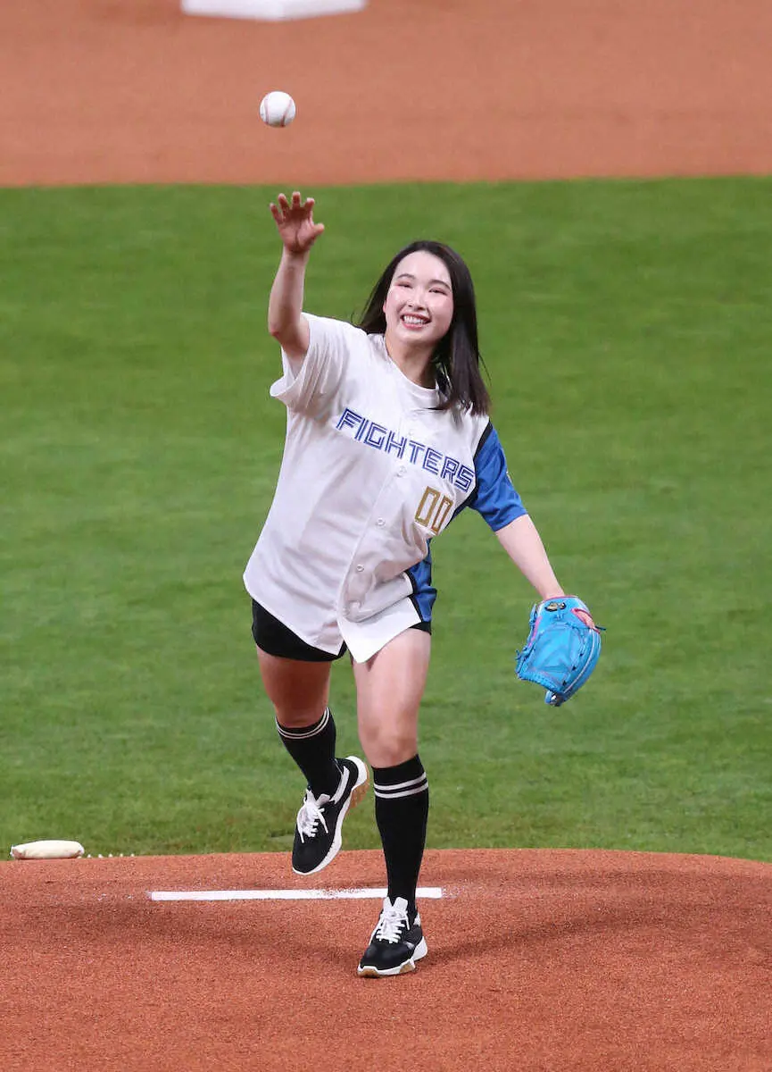 女子ゴルフ小祝さくらがエスコンFで始球式「清宮さんを応援しています