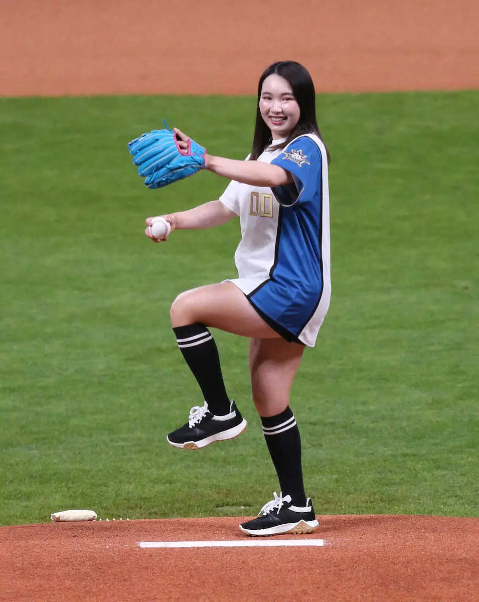 【画像・写真】女子ゴルフ小祝さくらがエスコンFで始球式「清宮さんを応援しています！」