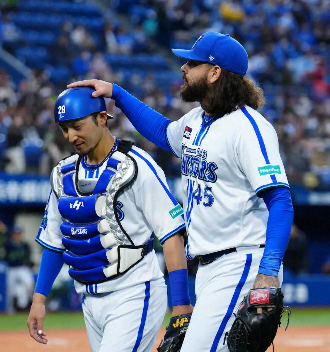 【画像・写真】DeNA・ガゼルマン「何かしらの縁を感じてる」　伊藤捕手への頭ポンポンが話題「面白い」「まるで儀式」