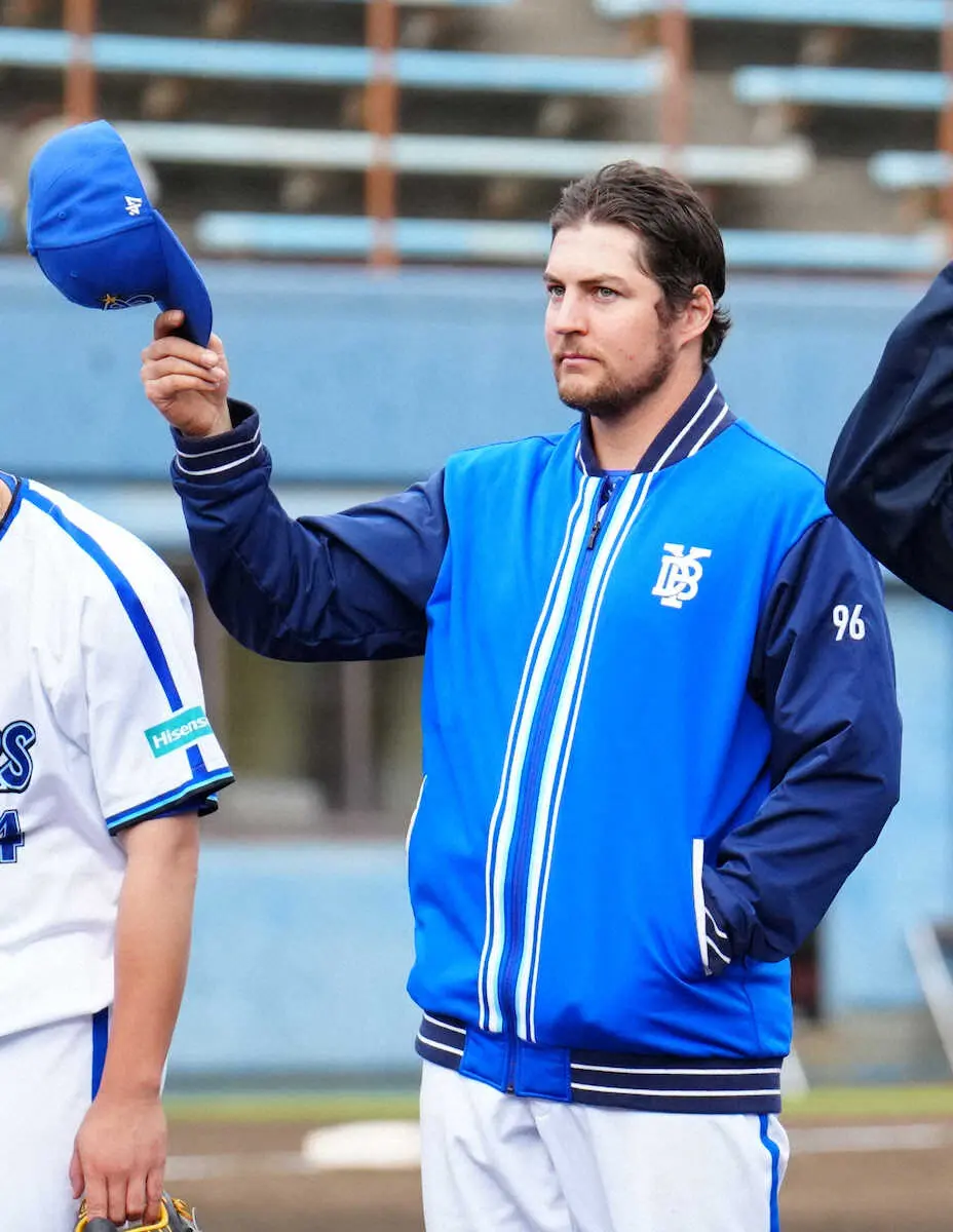 【画像・写真】DeNA・バウアー1軍練習に合流　三浦監督のリーゼント絶賛「どこに髪を切りに行っているのか知りたい」