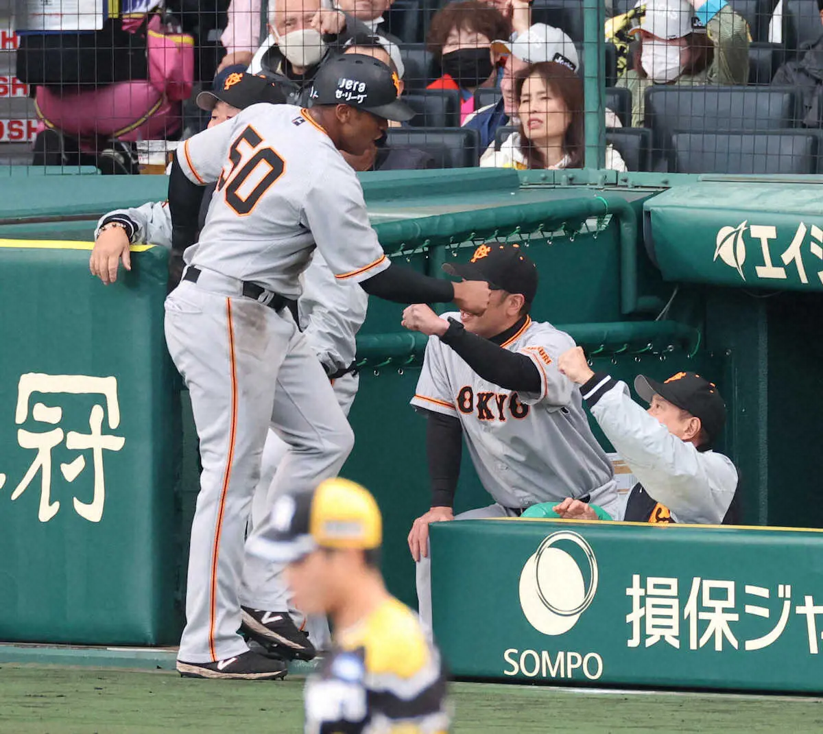 【画像・写真】巨人・オコエ瑠偉　“聖地”甲子園でプロ8年目にして初安打　岡本和の適時打で先制ホームイン