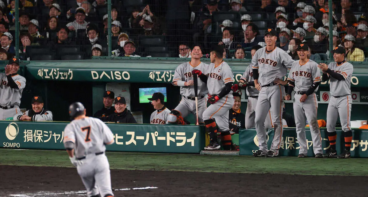 【画像・写真】巨人・長野の復帰後1号は値千金の代打3ラン！「良かった」甲子園騒然　原監督、満面笑みでグータッチ