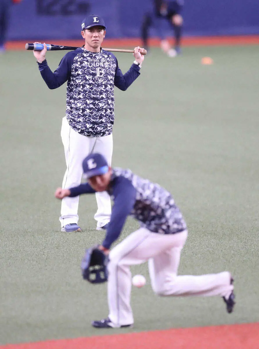 【画像・写真】児玉（手前）の守備練習を見つめる松井監督（撮影・成瀬　徹）