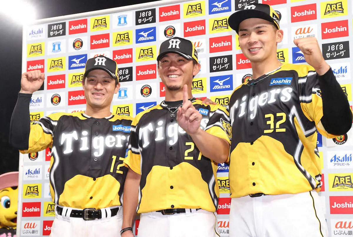 今季初勝利を挙げた伊藤将（中央）は坂本（左）、井上とお立ち台で笑顔を見せる（撮影・北條　貴史）