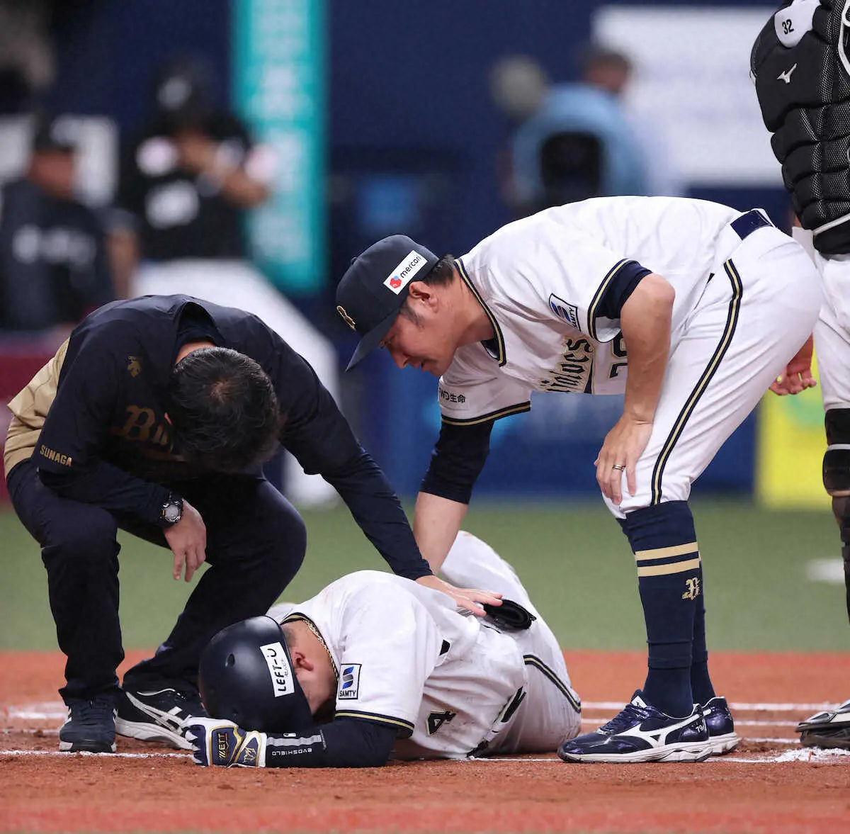 【画像・写真】オリックス・森　朗希の165キロが右足直撃　絶叫…倒れ込んで一時ベンチに退くが大事に至らず