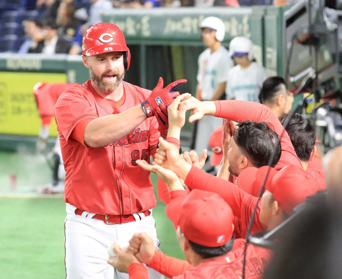 【画像・写真】広島・デビッドソン　目覚めの一発は「キリン一番搾り」看板直撃　賞金100万円＆ビール1年分ゲット