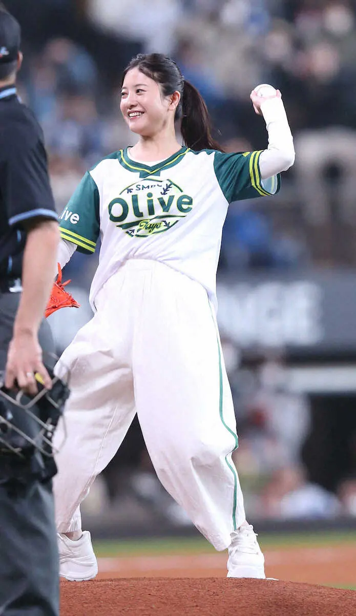 【画像・写真】吉高由里子がエスコンフィールドで始球式　コロコロ投球に頭抱える