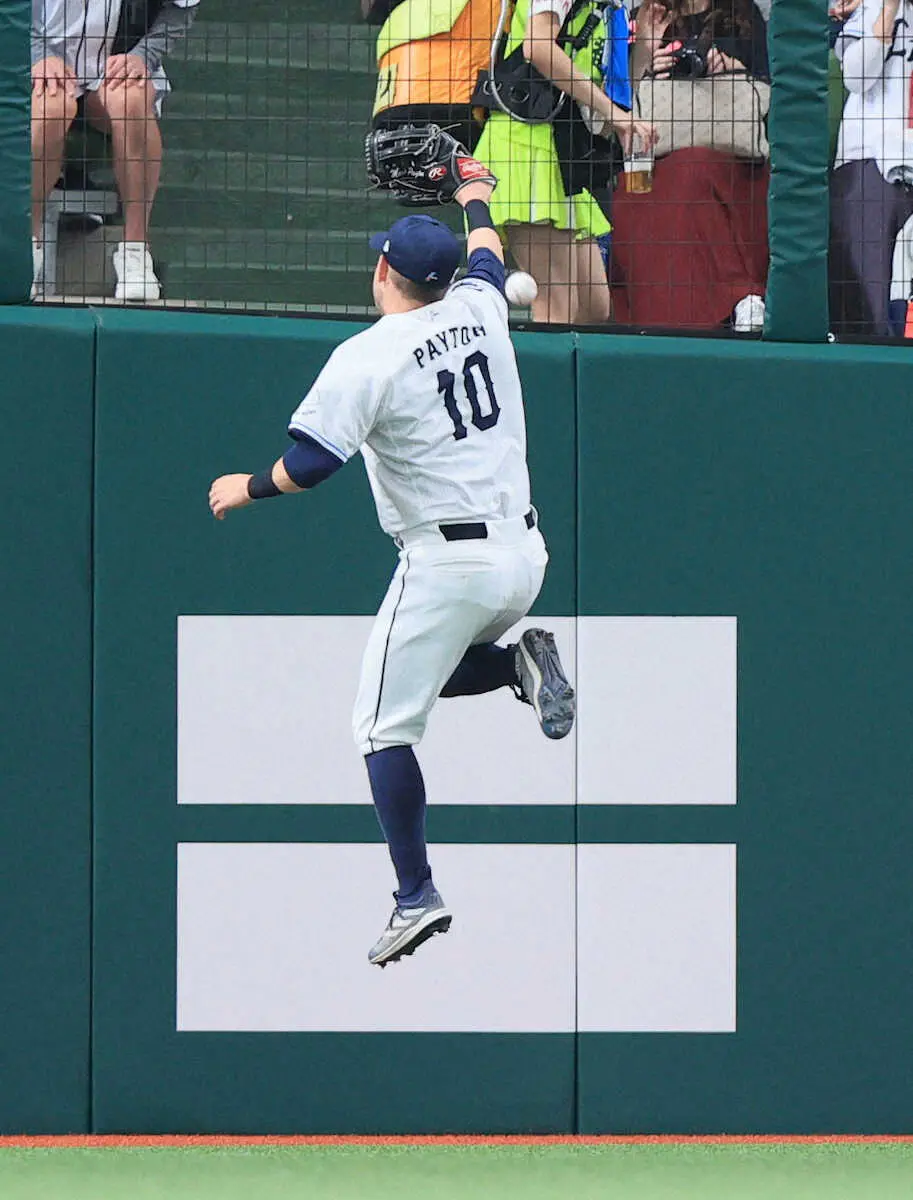 【画像・写真】西武　左翼ペイトンが右足を痛めて途中交代　病院に行くも本人は「大丈夫」