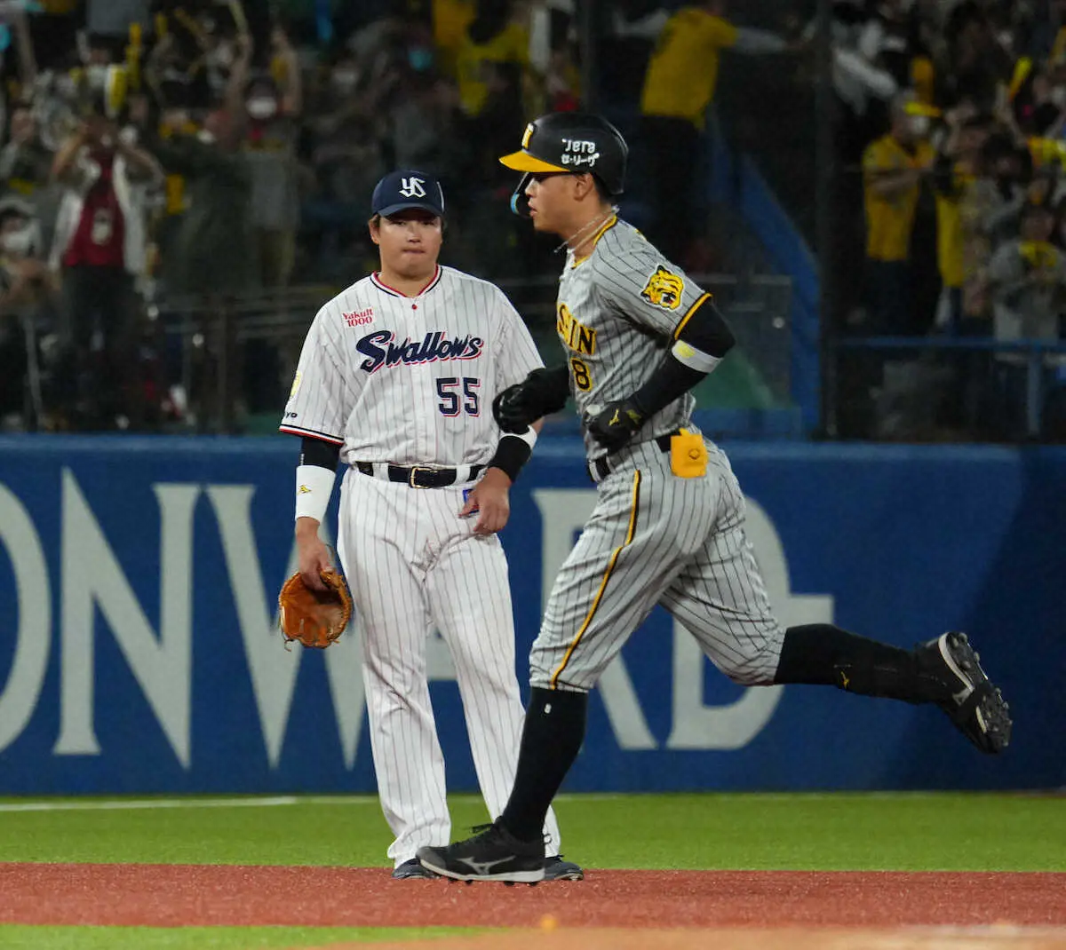 【画像・写真】阪神・佐藤輝　完全復活や！　1試合2発で村上を援護　先制弾＆8回追撃2ラン