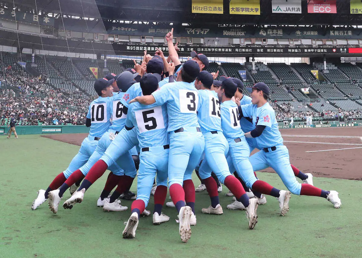 【画像・写真】＜山梨学院・氷見＞試合前、ベンチ前で気合いを入れる氷見ナイン（撮影・成瀬　徹）
