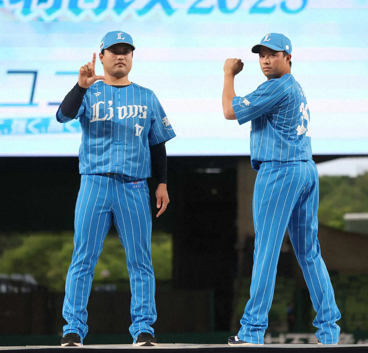 【画像・写真】西武　西鉄以来の縦ジマユニお披露目　夏の企画で着用
