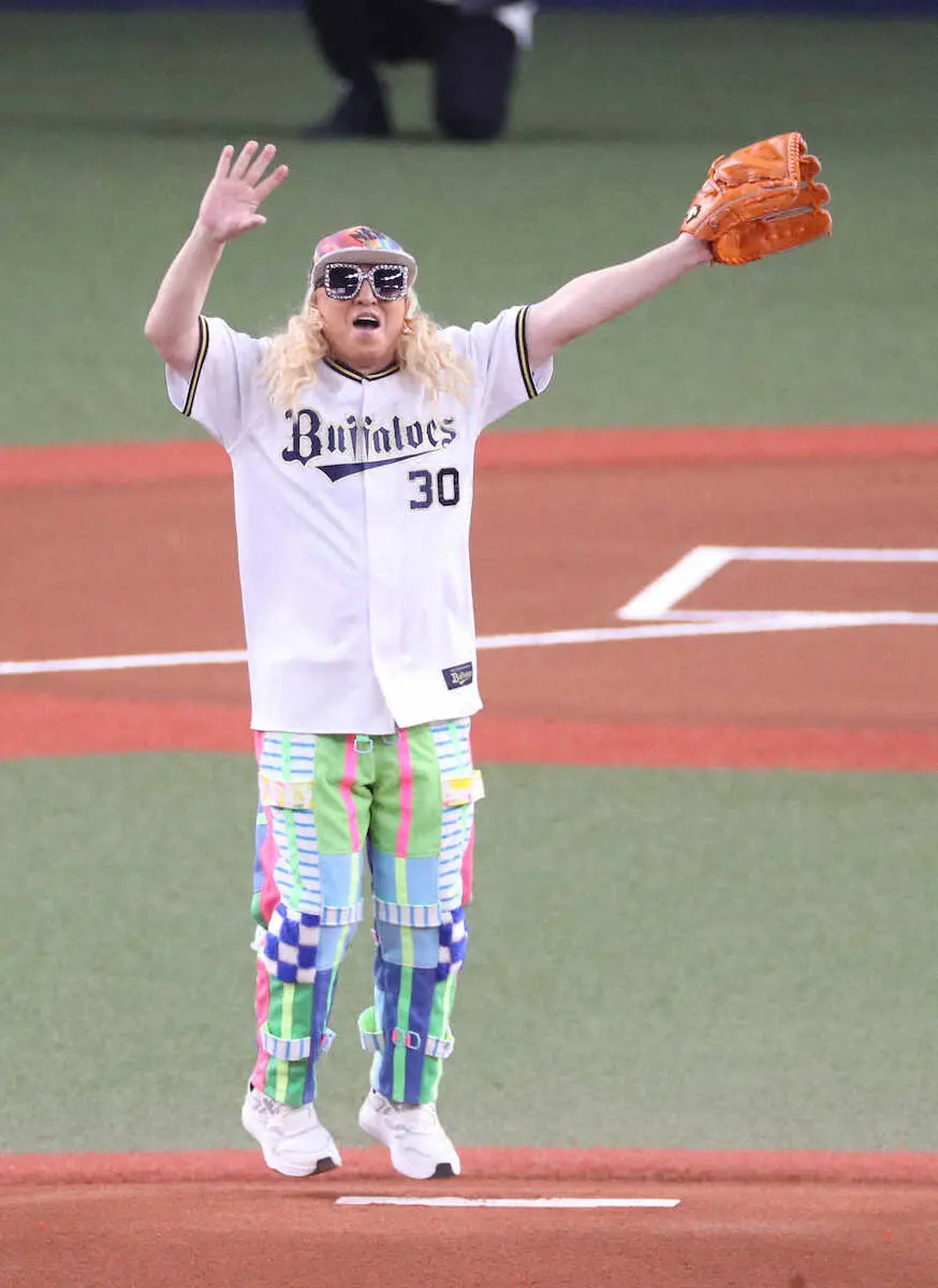 【画像・写真】盛り上げ番長「DJ　KOO」がオリックス×ロッテ戦で始球式　場内アナウンスも担当