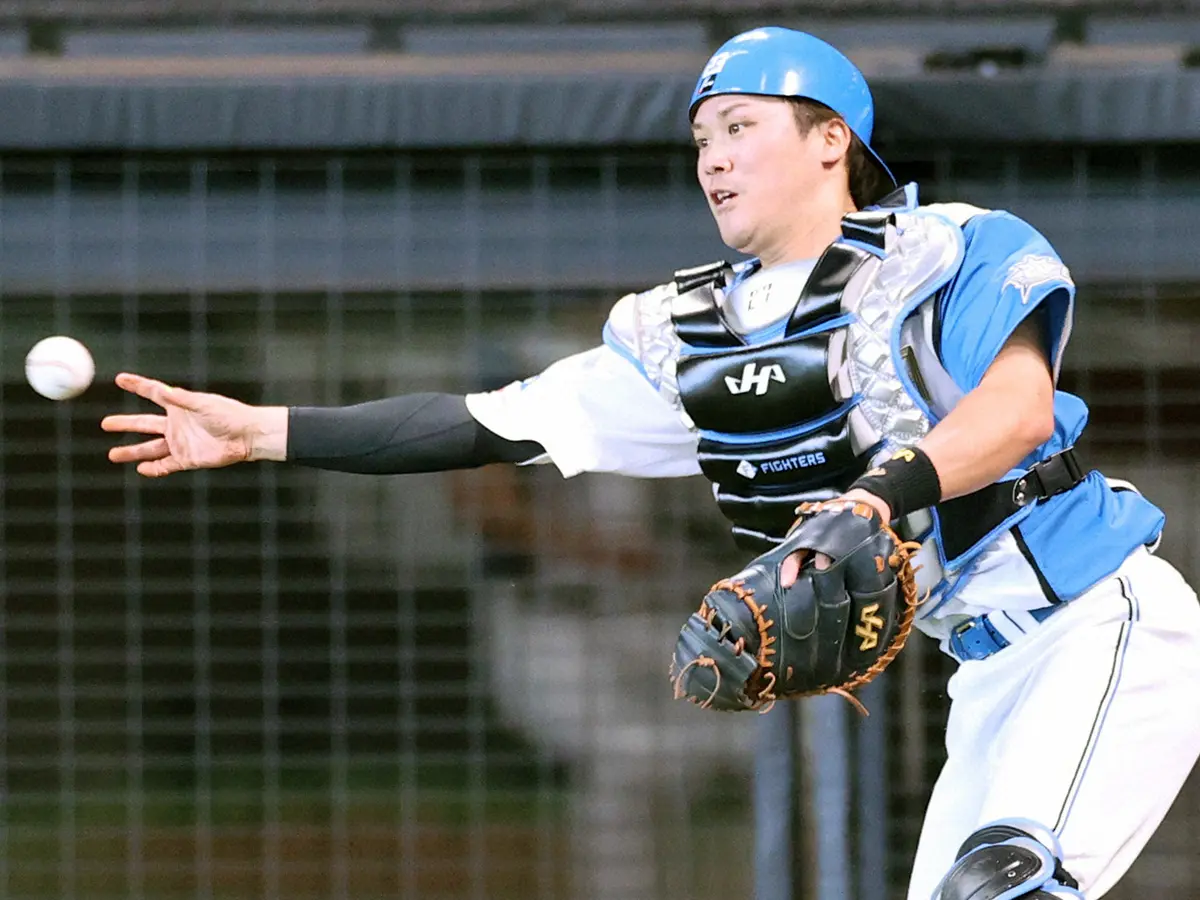 【画像・写真】日本ハム・伏見が「好リリーフ」　持ち球知らない？マルティネスに代わり満塁危機脱出