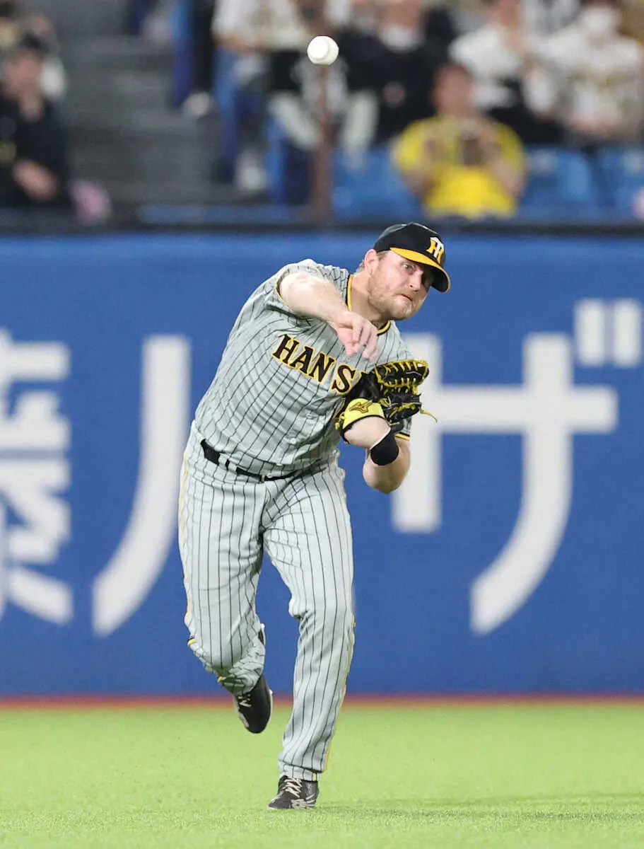 【画像・写真】阪神・ノイジー　強肩でヤクルト・並木を補殺　メジャーでは内野経験も