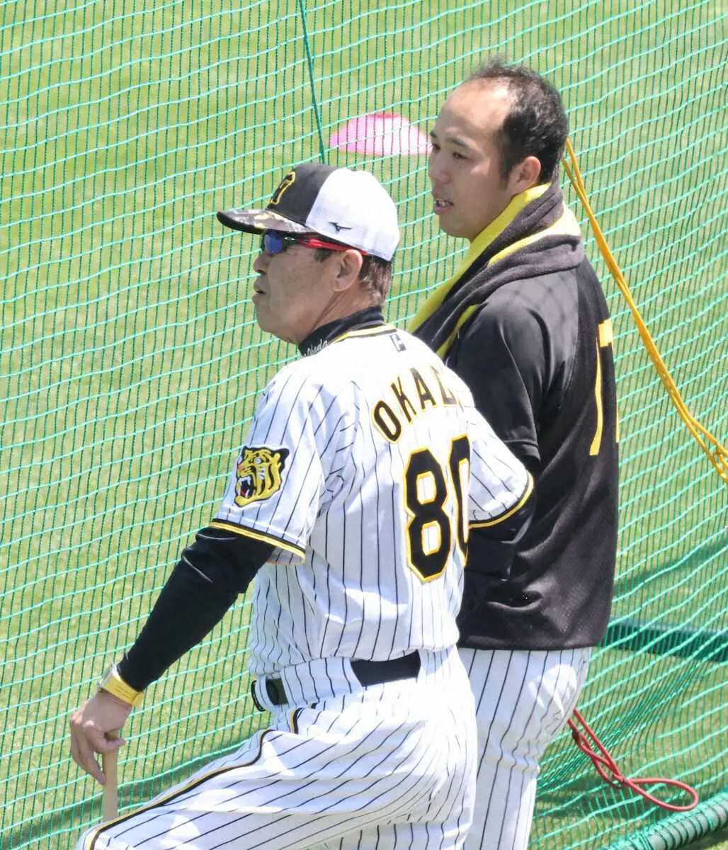 【画像・写真】阪神・青柳が岡田監督と15分間の“青空会談”　自ら歩んで指揮官の下へ「生かせる話はいっぱいあった」