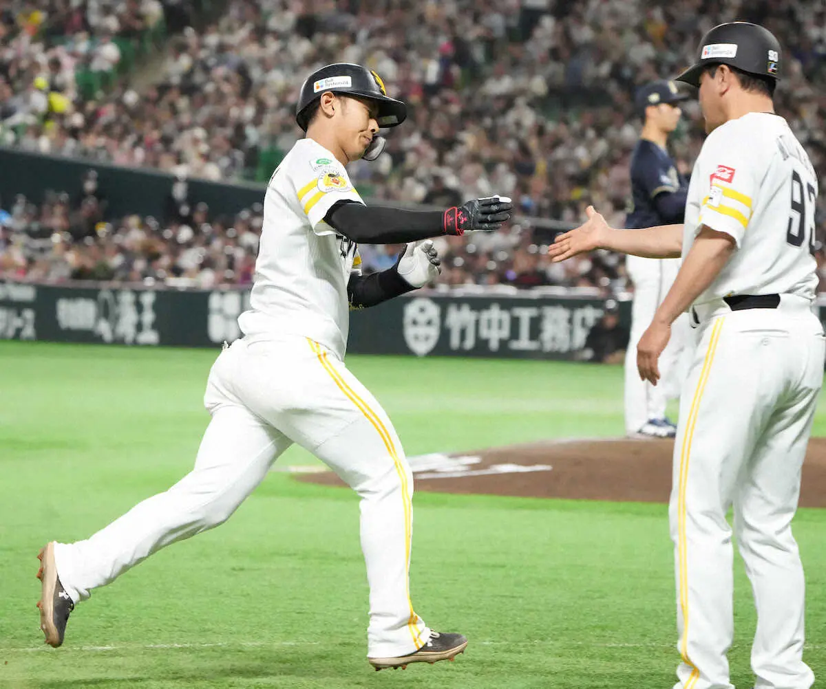 【画像・写真】ソフトB・今宮　今季初1号ソロ「うまく反応して打つことができた」初回にオリックス田嶋から左越え弾
