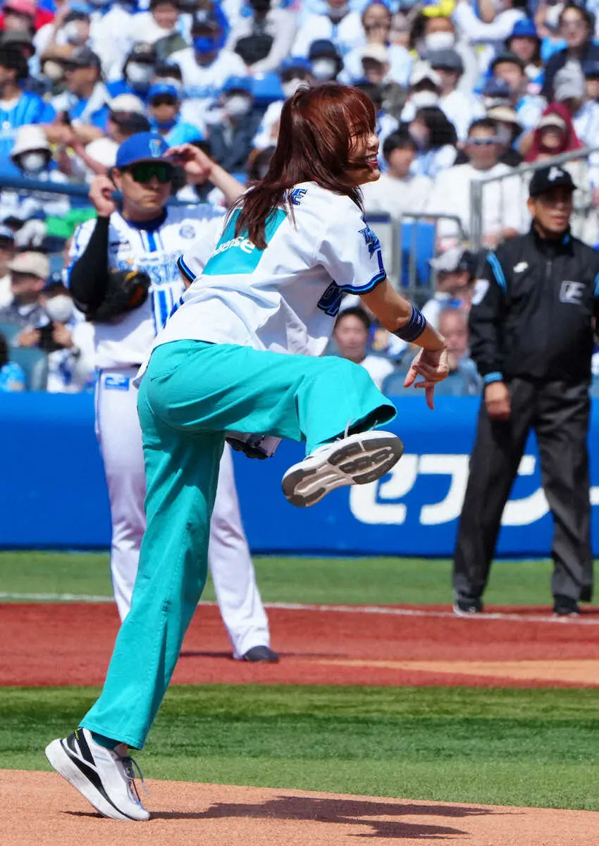 【画像・写真】DeNA　相川七瀬が「中7日」で始球式に登場　前回同様のワンバウンド投球に大きな拍手